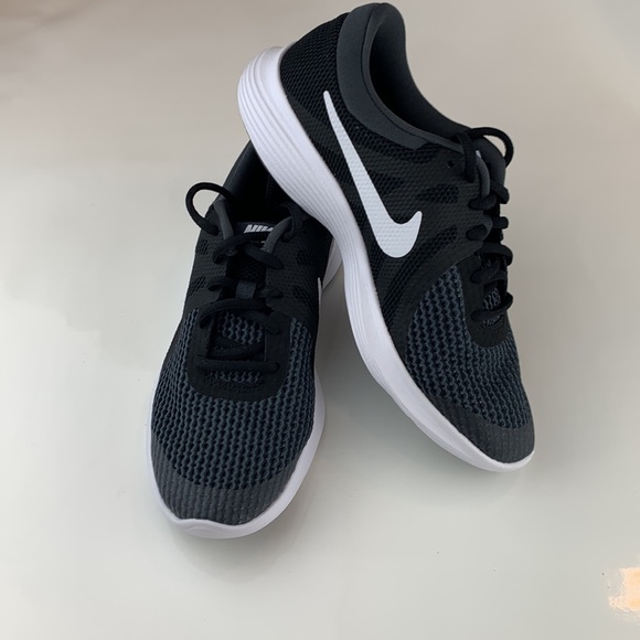 NWT! Nike  Revolution 4 (WIDE) GS 6 Youth - Picture 3 of 11